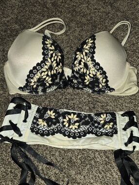 Victoria's Secret Ivory and Black Lace Push-Up Bra with Garter